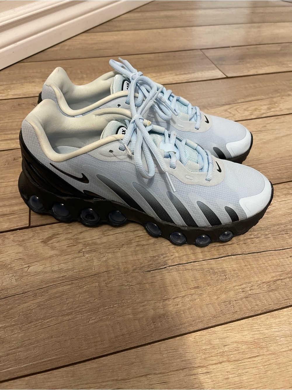Nike Air Max Women’s Sneakers New W/O box size US9.5